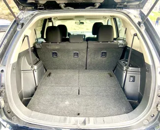 Innenraum von Mitsubishi Outlander Xl zur Miete in Georgien. Ein großartiges 7-Sitzer Fahrzeug mit Automatisch Getriebe.