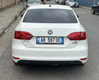 Frontansicht eines Mietwagens Volkswagen Jetta in Durres, Albanien ✓ Auto Nr.10792. ✓ Automatisch TM ✓ 0 Bewertungen.