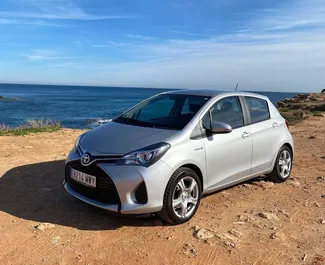 Frontansicht eines Mietwagens Toyota Yaris in Alicante, Spanien ✓ Auto Nr.12959. ✓ Automatisch TM ✓ 0 Bewertungen.