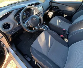 Mietwagen Toyota Yaris 2018 in Spanien, mit Hybride-Kraftstoff und 110 PS ➤ Ab 32 EUR pro Tag.