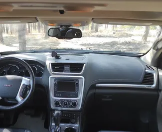 GMC Acadia 2016 zur Miete verfügbar in Tiflis, mit Kilometerbegrenzung unbegrenzte.