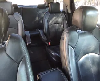 Innenraum von GMC Acadia zur Miete in Georgien. Ein großartiges 7-Sitzer Fahrzeug mit Automatisch Getriebe.