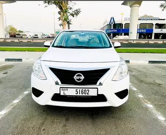 Frontansicht eines Mietwagens Nissan Sunny in Dubai, VAE ✓ Auto Nr.13000. ✓ Automatisch TM ✓ 0 Bewertungen.