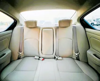Benzin 1,5L Motor von Nissan Sunny 2023 zur Miete in Dubai.