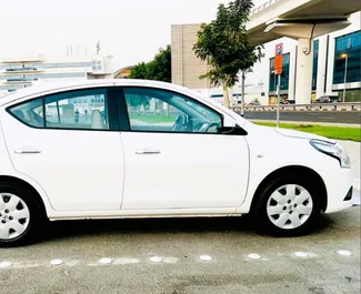 Benzin 1,5L Motor von Nissan Sunny 2024 zur Miete in Dubai.