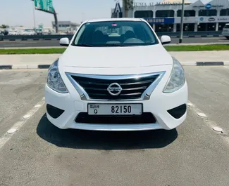 Frontansicht eines Mietwagens Nissan Sunny in Dubai, VAE ✓ Auto Nr.13040. ✓ Automatisch TM ✓ 0 Bewertungen.