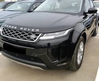 Frontansicht eines Mietwagens Land Rover Range Rover Evoque in Barcelona, Spanien ✓ Auto Nr.13133. ✓ Automatisch TM ✓ 0 Bewertungen.