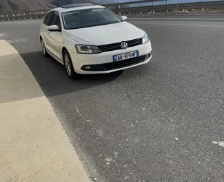 Frontansicht eines Mietwagens Volkswagen Jetta am Flughafen von Tirana, Albanien ✓ Auto Nr.13049. ✓ Automatisch TM ✓ 0 Bewertungen.