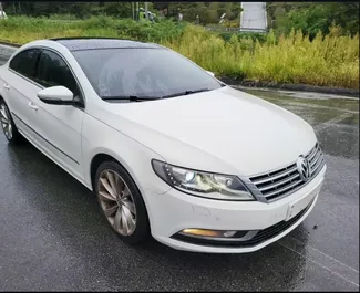 Frontansicht eines Mietwagens Volkswagen Passat-CC am Flughafen von Tirana, Albanien ✓ Auto Nr.13045. ✓ Automatisch TM ✓ 0 Bewertungen.