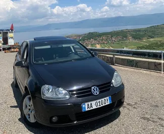 Frontansicht eines Mietwagens Volkswagen Golf 5 am Flughafen von Tirana, Albanien ✓ Auto Nr.13050. ✓ Automatisch TM ✓ 0 Bewertungen.