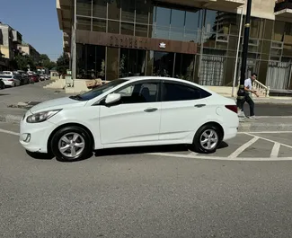 Frontansicht eines Mietwagens Hyundai Accent Blue in Baku, Aserbaidschan ✓ Auto Nr.12934. ✓ Automatisch TM ✓ 0 Bewertungen.