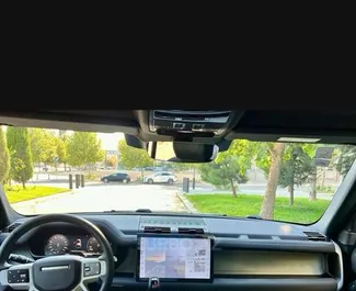 Innenraum von Land Rover Defender zur Miete in Aserbaidschan. Ein großartiges 5-Sitzer Fahrzeug mit Automatisch Getriebe.