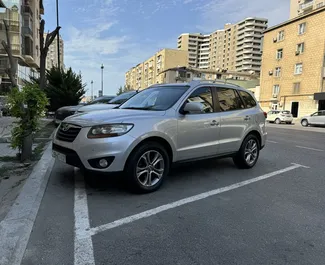 Frontansicht eines Mietwagens Hyundai Santa Fe in Baku, Aserbaidschan ✓ Auto Nr.12932. ✓ Automatisch TM ✓ 0 Bewertungen.