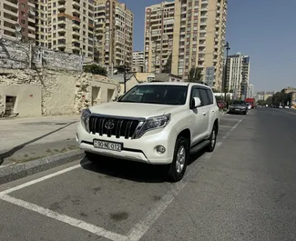 Frontansicht eines Mietwagens Toyota Land Cruiser Prado in Baku, Aserbaidschan ✓ Auto Nr.12924. ✓ Automatisch TM ✓ 0 Bewertungen.