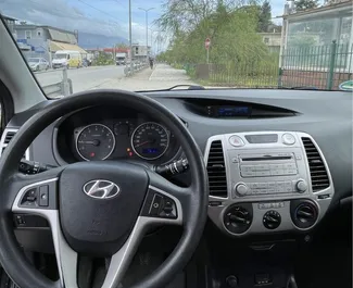 Vermietung Hyundai i20. Wirtschaft, Komfort Fahrzeug zur Miete in Albanien ✓ Kaution Keine Kaution ✓ Versicherungsoptionen KFZ-HV.