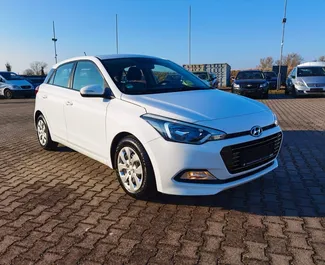 Frontansicht eines Mietwagens Hyundai i20 in Tirana, Albanien ✓ Auto Nr.13089. ✓ Schaltgetriebe TM ✓ 0 Bewertungen.