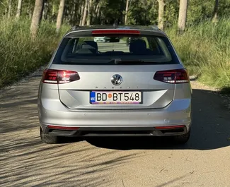 Frontansicht eines Mietwagens Volkswagen Passat Variant in Budva, Montenegro ✓ Auto Nr.13130. ✓ Automatisch TM ✓ 0 Bewertungen.