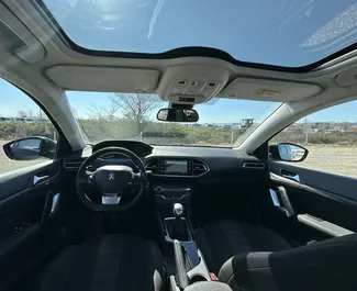 Diesel 1,6L Motor von Peugeot 308 SW 2015 zur Miete am Flughafen von Tirana.