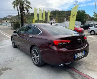 Frontansicht eines Mietwagens Opel Insignia am Flughafen von Tirana, Albanien ✓ Auto Nr.13135. ✓ Automatisch TM ✓ 0 Bewertungen.