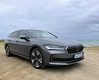 Frontansicht eines Mietwagens Skoda Octavia Combi in Podgorica, Montenegro ✓ Auto Nr.13145. ✓ Automatisch TM ✓ 0 Bewertungen.