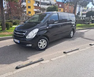 Frontansicht eines Mietwagens Hyundai Starex in Tirana, Albanien ✓ Auto Nr.13043. ✓ Automatisch TM ✓ 0 Bewertungen.