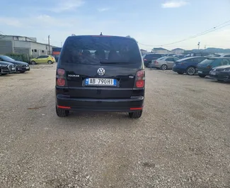 Volkswagen Touran 2009 zur Miete verfügbar in Tirana, mit Kilometerbegrenzung unbegrenzte.