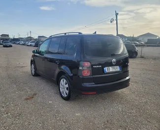 Diesel 1,9L Motor von Volkswagen Touran 2009 zur Miete in Tirana.
