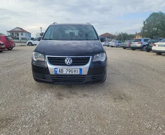 Frontansicht eines Mietwagens Volkswagen Touran in Tirana, Albanien ✓ Auto Nr.13114. ✓ Automatisch TM ✓ 0 Bewertungen.