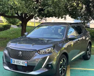 Frontansicht eines Mietwagens Peugeot 2008 in Rafailovici, Montenegro ✓ Auto Nr.13083. ✓ Automatisch TM ✓ 0 Bewertungen.