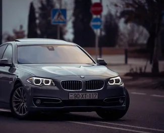 Frontansicht eines Mietwagens BMW 528i in Baku, Aserbaidschan ✓ Auto Nr.12940. ✓ Automatisch TM ✓ 0 Bewertungen.