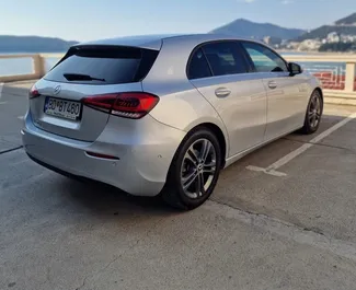 Innenraum von Mercedes-Benz A180 cdi zur Miete in Montenegro. Ein großartiges 5-Sitzer Fahrzeug mit Automatisch Getriebe.