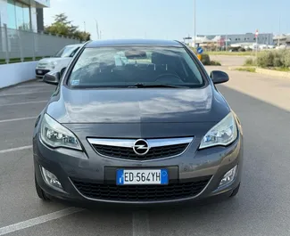 Frontansicht eines Mietwagens Opel Astra in Durres, Albanien ✓ Auto Nr.13096. ✓ Schaltgetriebe TM ✓ 0 Bewertungen.