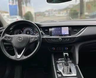 Benzin 1,5L Motor von Opel Insignia 2019 zur Miete am Flughafen von Tirana.