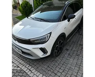Frontansicht eines Mietwagens Opel Crossland am Flughafen Dalaman, Türkei ✓ Auto Nr.13060. ✓ Automatisch TM ✓ 0 Bewertungen.