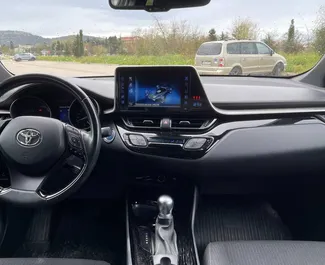 Innenraum von Toyota C-HR zur Miete in Montenegro. Ein großartiges 5-Sitzer Fahrzeug mit Automatisch Getriebe.