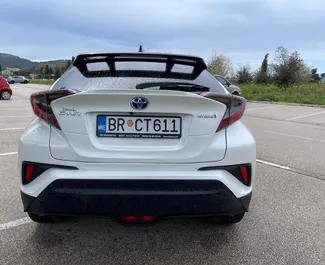 Hybride 1,8L Motor von Toyota C-HR 2019 zur Miete in Bar.