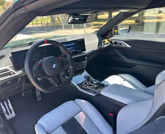 Innenraum von BMW M4 Competition zur Miete in Spanien. Ein großartiges 4-Sitzer Fahrzeug mit Automatisch Getriebe.
