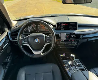 Vermietung BMW X5. Premium, Crossover Fahrzeug zur Miete in Georgien ✓ Kaution Keine Kaution ✓ Versicherungsoptionen KFZ-HV, TKV, VKV Plus, VKV Komplett, Insassen, Diebstahlschutz, Keine Kaution.