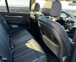 Innenraum von BMW X5 zur Miete in Georgien. Ein großartiges 5-Sitzer Fahrzeug mit Automatisch Getriebe.