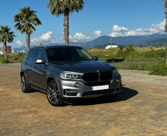 Frontansicht eines Mietwagens BMW X5 in Tiflis, Georgien ✓ Auto Nr.13136. ✓ Automatisch TM ✓ 0 Bewertungen.
