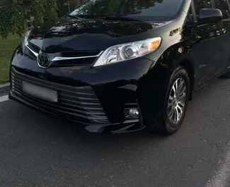 Frontansicht eines Mietwagens Toyota Sienna in Eriwan, Armenien ✓ Auto Nr.12331. ✓ Automatisch TM ✓ 0 Bewertungen.