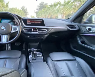Innenraum von BMW 116d zur Miete in Spanien. Ein großartiges 5-Sitzer Fahrzeug mit Automatisch Getriebe.
