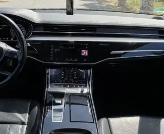 Innenraum von Audi A8 L zur Miete in Spanien. Ein großartiges 5-Sitzer Fahrzeug mit Automatisch Getriebe.