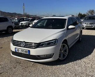 Frontansicht eines Mietwagens Volkswagen Passat am Flughafen von Tirana, Albanien ✓ Auto Nr.13255. ✓ Automatisch TM ✓ 0 Bewertungen.