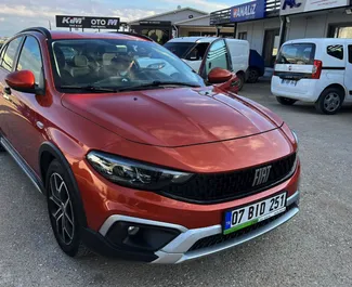 Frontansicht eines Mietwagens Fiat Egea Cross am Flughafen Antalya, Türkei ✓ Auto Nr.6557. ✓ Schaltgetriebe TM ✓ 1 Bewertungen.