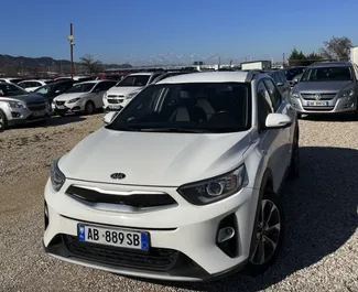 Frontansicht eines Mietwagens Kia Stonic am Flughafen von Tirana, Albanien ✓ Auto Nr.13254. ✓ Automatisch TM ✓ 0 Bewertungen.