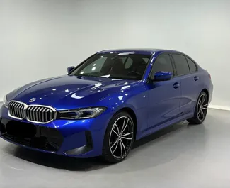 Frontansicht eines Mietwagens BMW 320i am Flughafen Istanbul Sabiha Gokcen, Türkei ✓ Auto Nr.13420. ✓ Automatisch TM ✓ 0 Bewertungen.