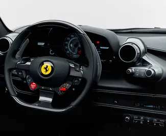 Vermietung Ferrari F8 Spider. Premium, Luxus, Cabrio Fahrzeug zur Miete in VAE ✓ Kaution Einzahlung von 2500 AED ✓ Versicherungsoptionen KFZ-HV.