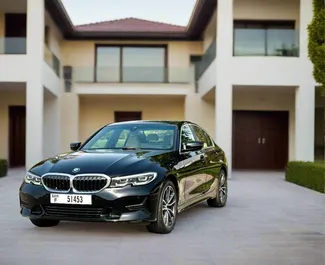 Frontansicht eines Mietwagens BMW 330i in Dubai, VAE ✓ Auto Nr.13445. ✓ Automatisch TM ✓ 0 Bewertungen.