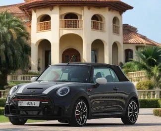 Frontansicht eines Mietwagens Mini Cooper in Dubai, VAE ✓ Auto Nr.13320. ✓ Automatisch TM ✓ 0 Bewertungen.